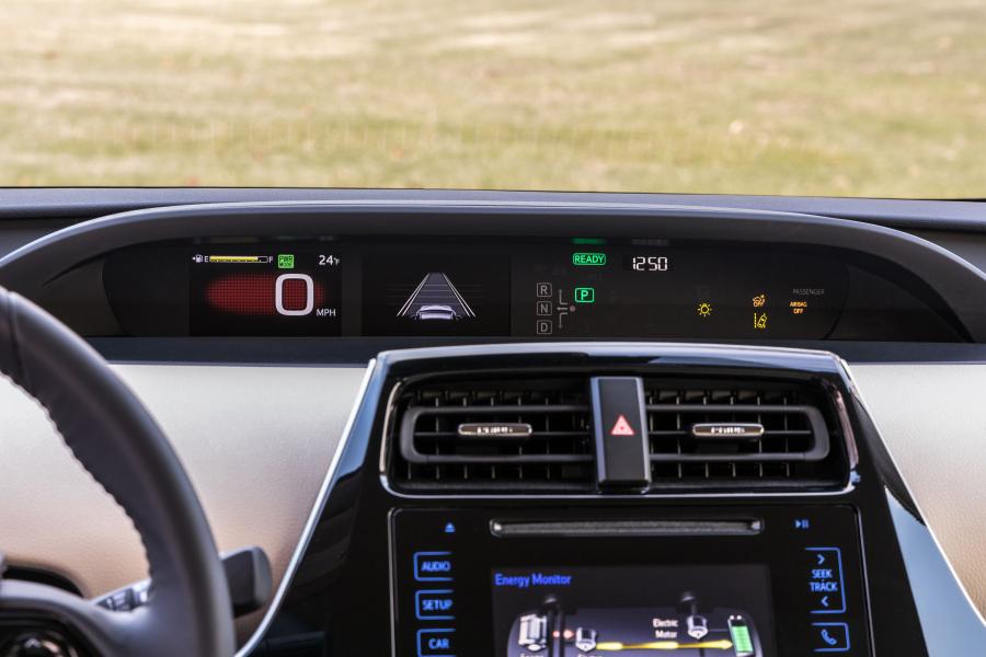 Панель приборов Toyota Prius XLE AWD-e 2019 года  (NA) (фото 10 из 40)